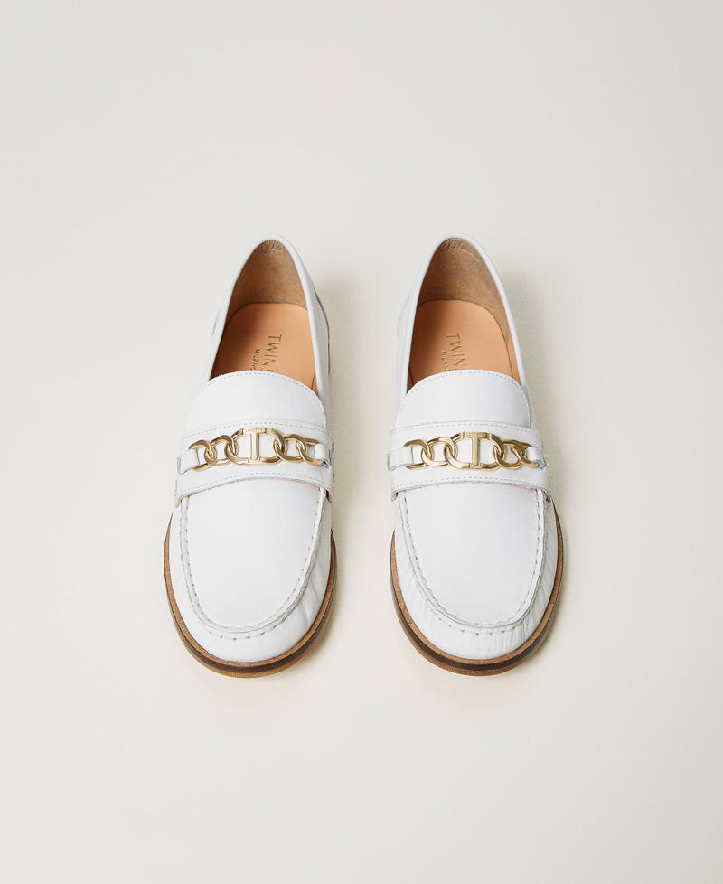 Mocassini in pelle con morsetto Oval T Bianco Neve Donna 241TCP12C_00282_04