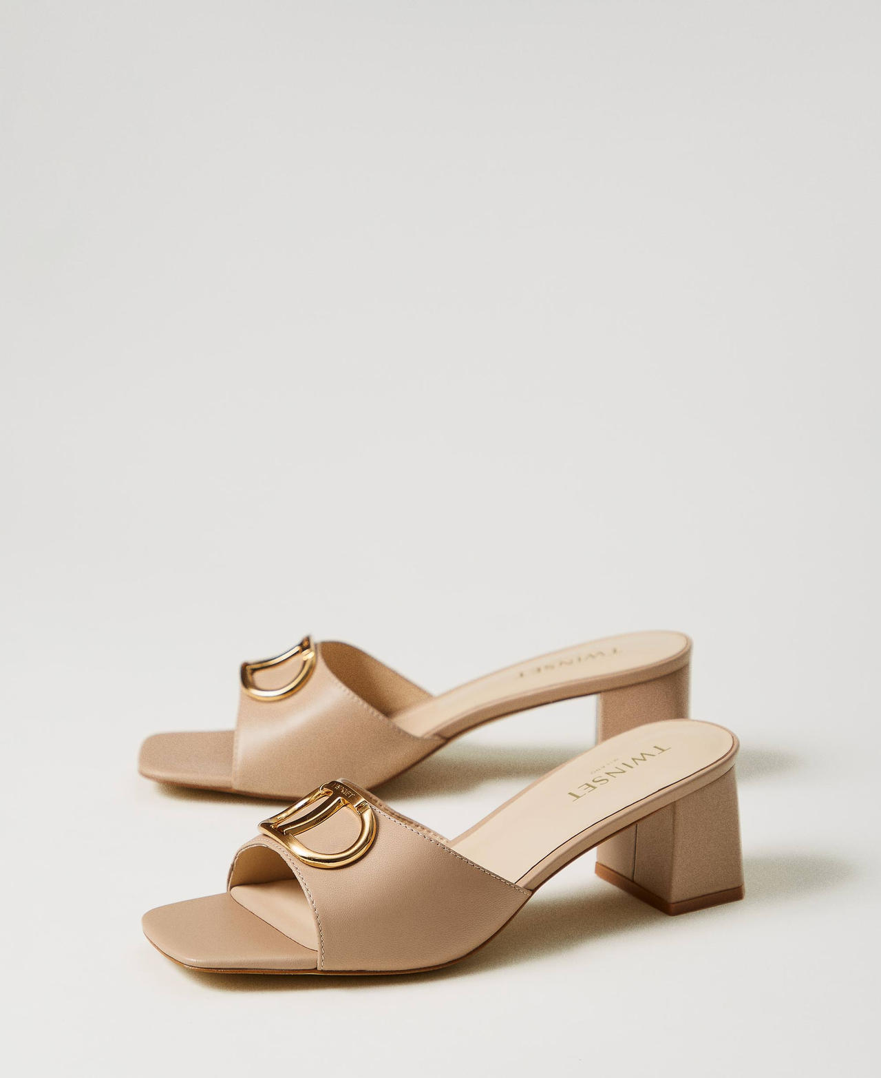 Mules aus Leder mit Oval T &bdquo;Hazelnut&ldquo;-Braun Frau 241TCP182_10282_02