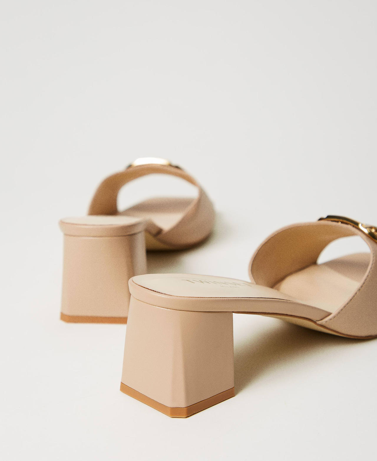 Mules aus Leder mit Oval T &bdquo;Hazelnut&ldquo;-Braun Frau 241TCP182_10282_03