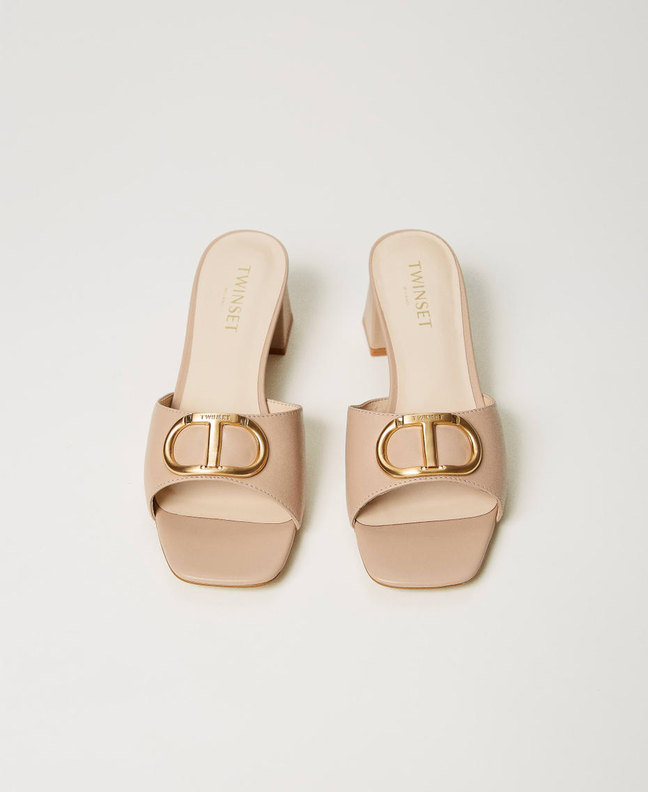 Mules aus Leder mit Oval T &bdquo;Hazelnut&ldquo;-Braun Frau 241TCP182_10282_04