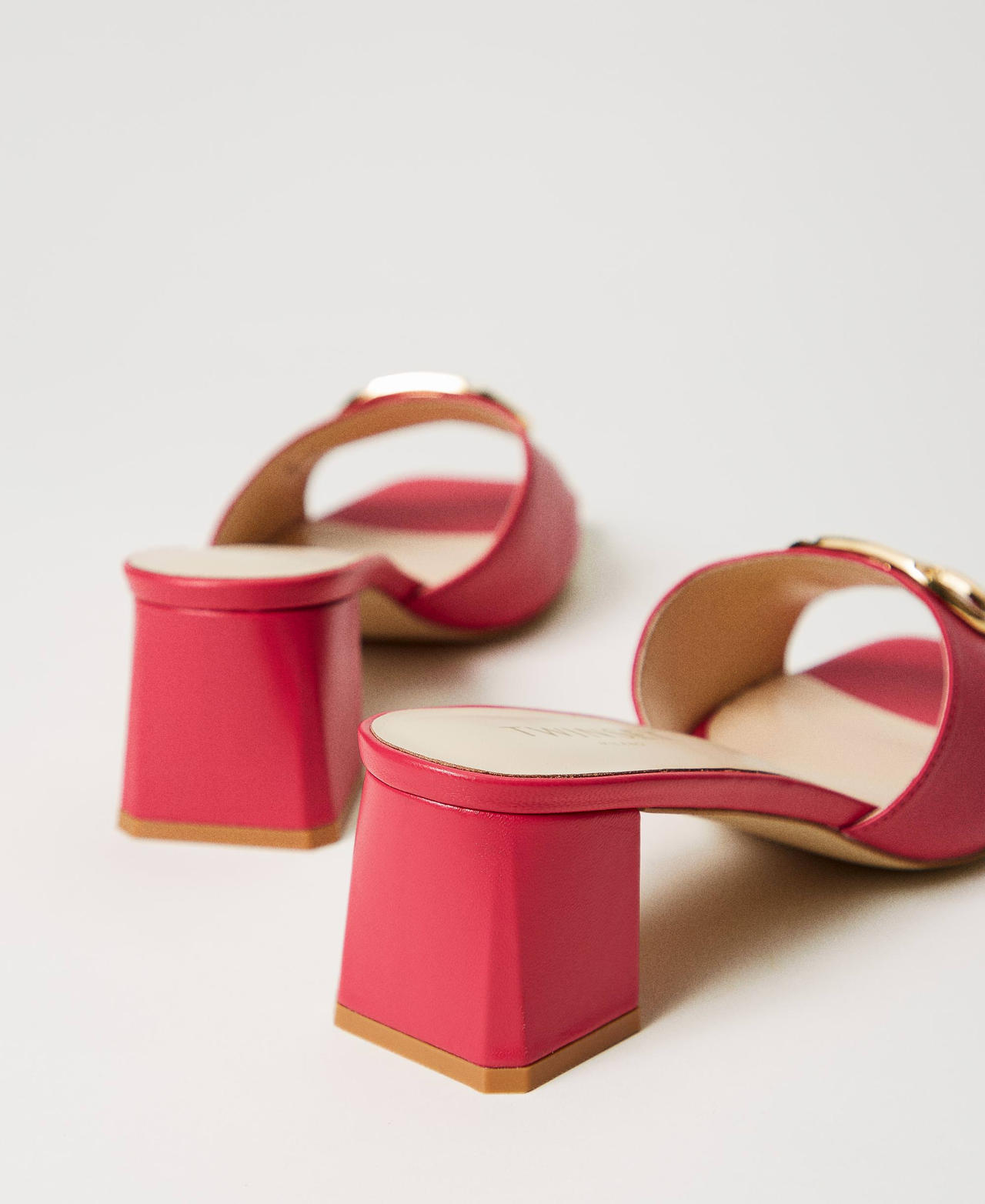 Sandales mules en cuir avec Oval T