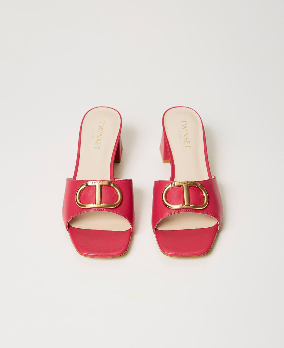 Sandali mules in pelle con Oval T