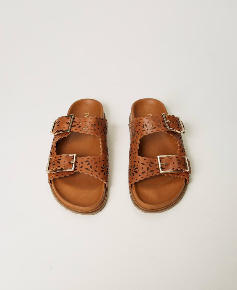 Sandales slides en cuir découpé au laser