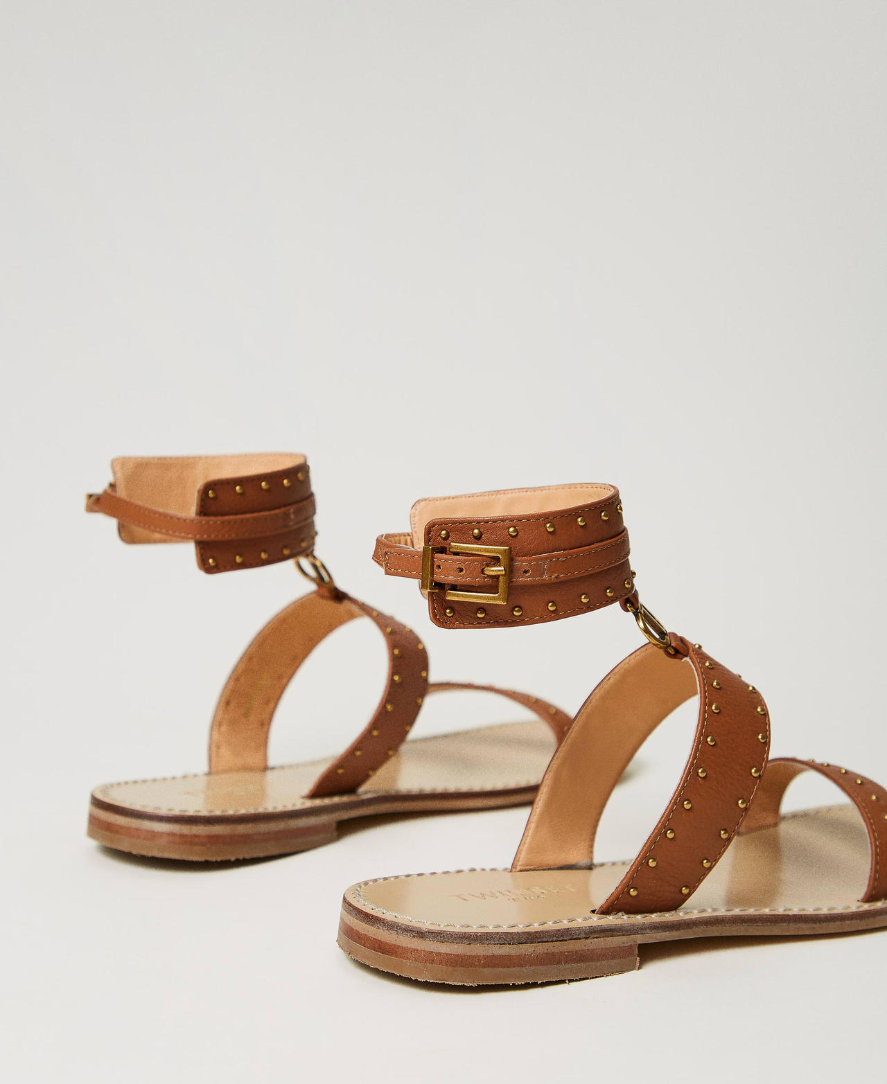 Sandali flat in pelle con borchie