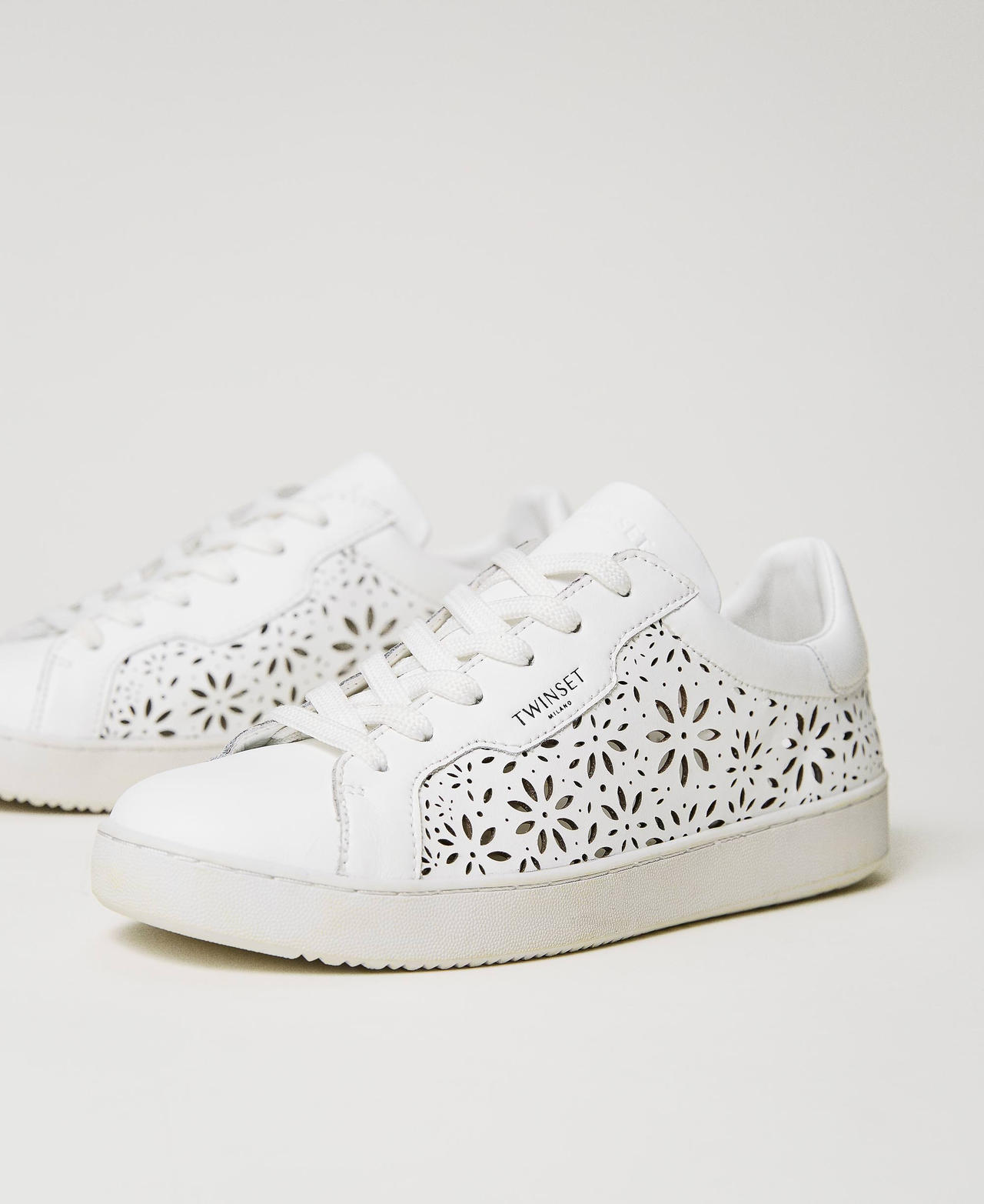 Baskets en cuir découpé au laser