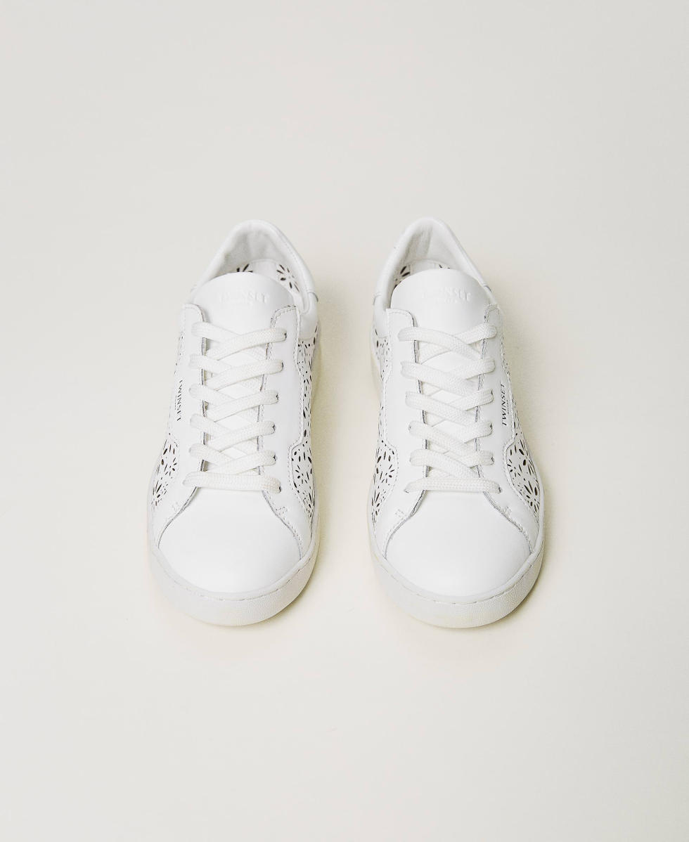 Baskets en cuir d&eacute;coup&eacute; au laser