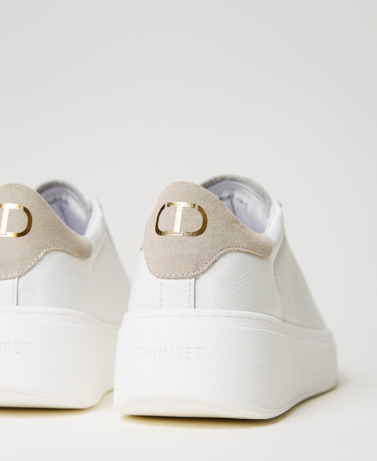 Sneakers aus Leder mit Kontrastdetail Zweifarbig Optisches Weiß / „Parchment“-Beige Frau 241TCT094-03