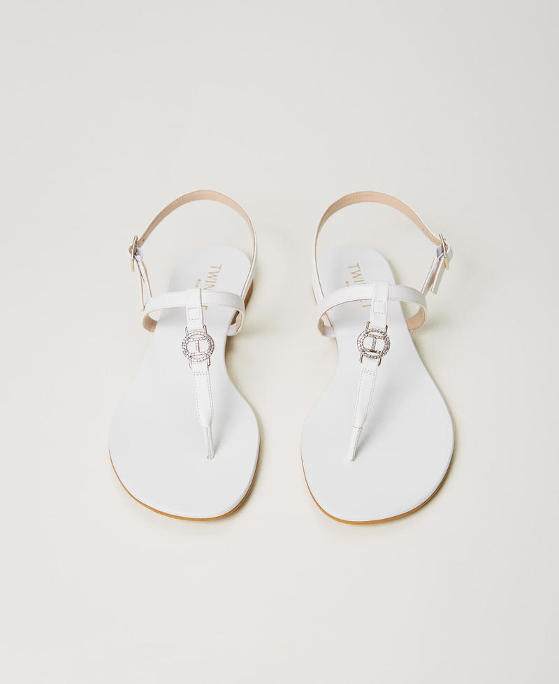 Sandales plates nu-pieds avec Oval T Blanc Femme 241TCT100-04