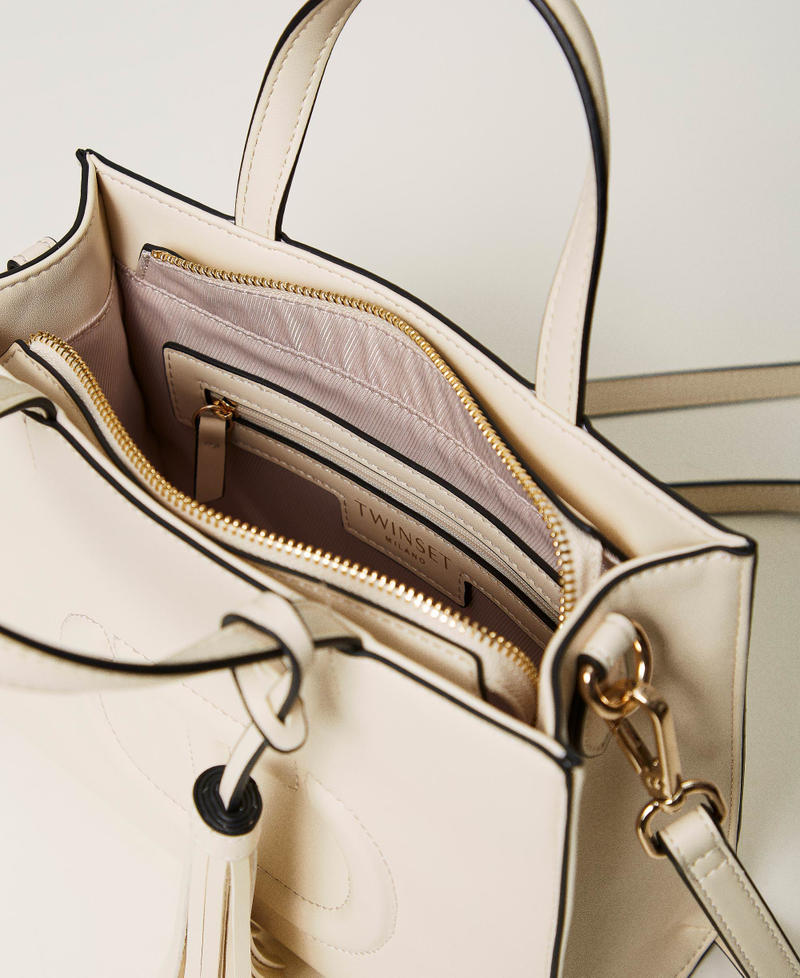 Umh&auml;ngetasche mit Oval T und Quaste "Parchment"-Beige Frau 241TD8022_07222_04