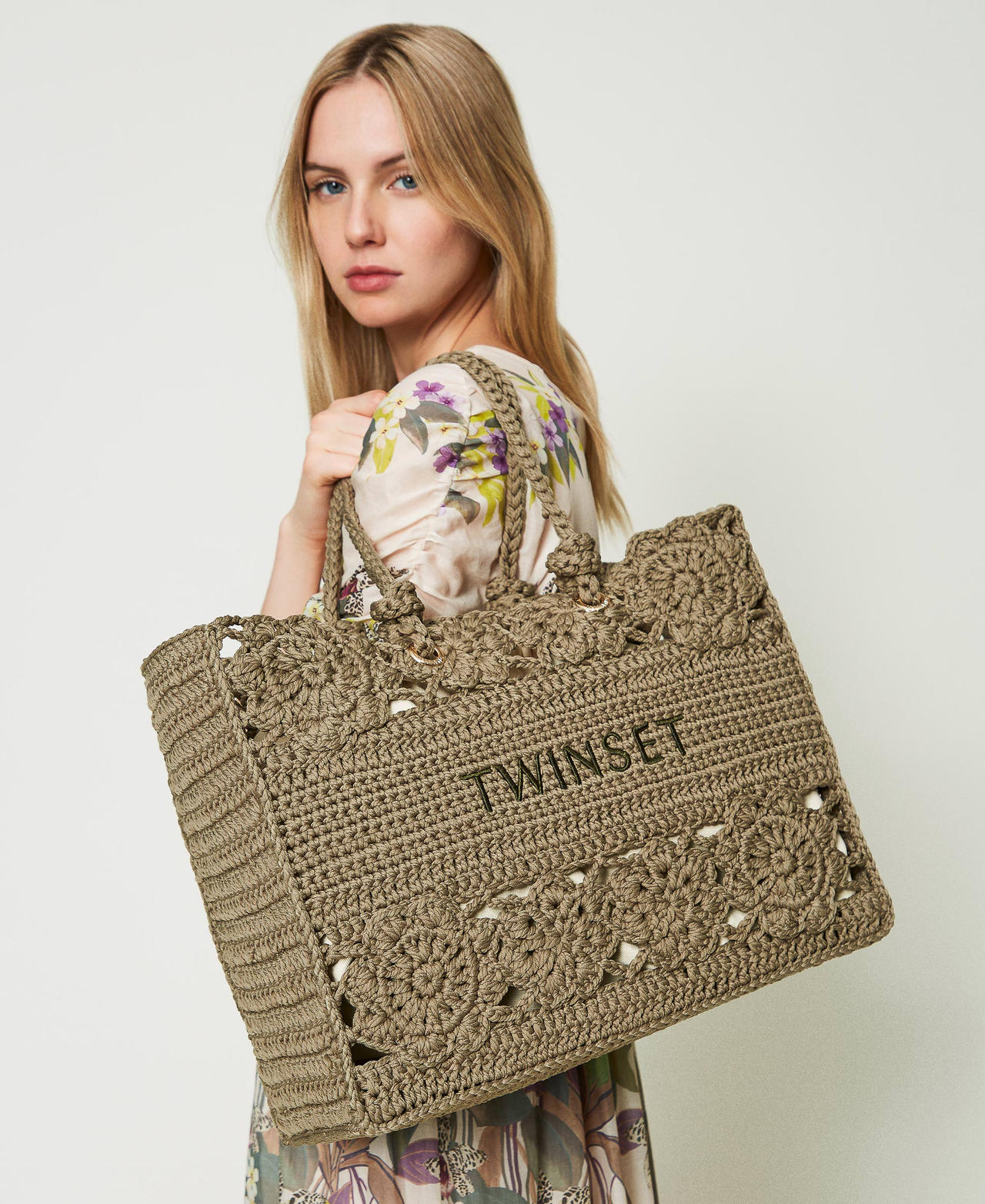 Bolso shopper de ganchillo con flores Mujer Verde TWINSET Milano in 2024 Knitted bags