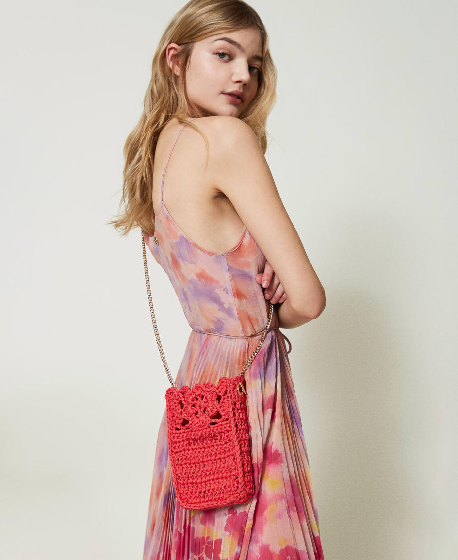 Geh&auml;kelte Smartphonetasche mit Blumen