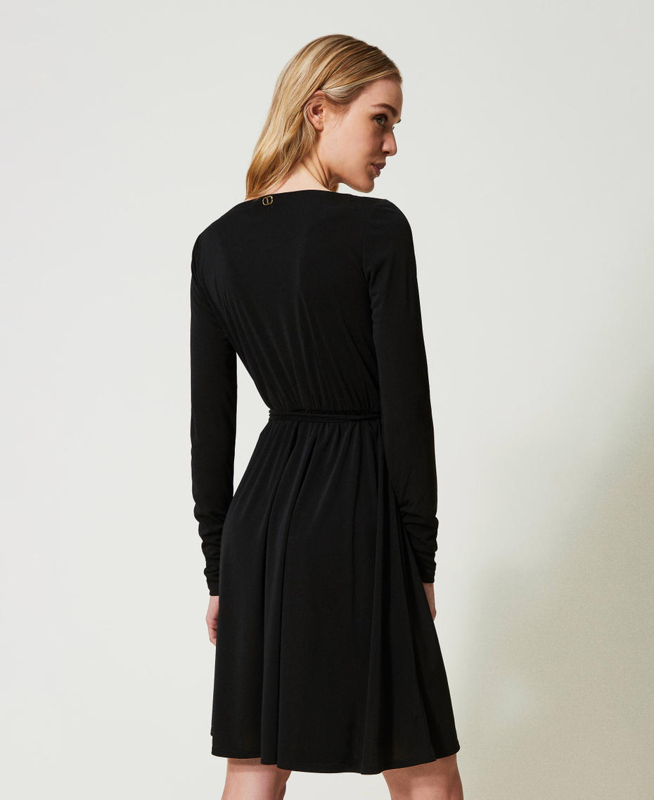 Robe courte avec ceinture siglée