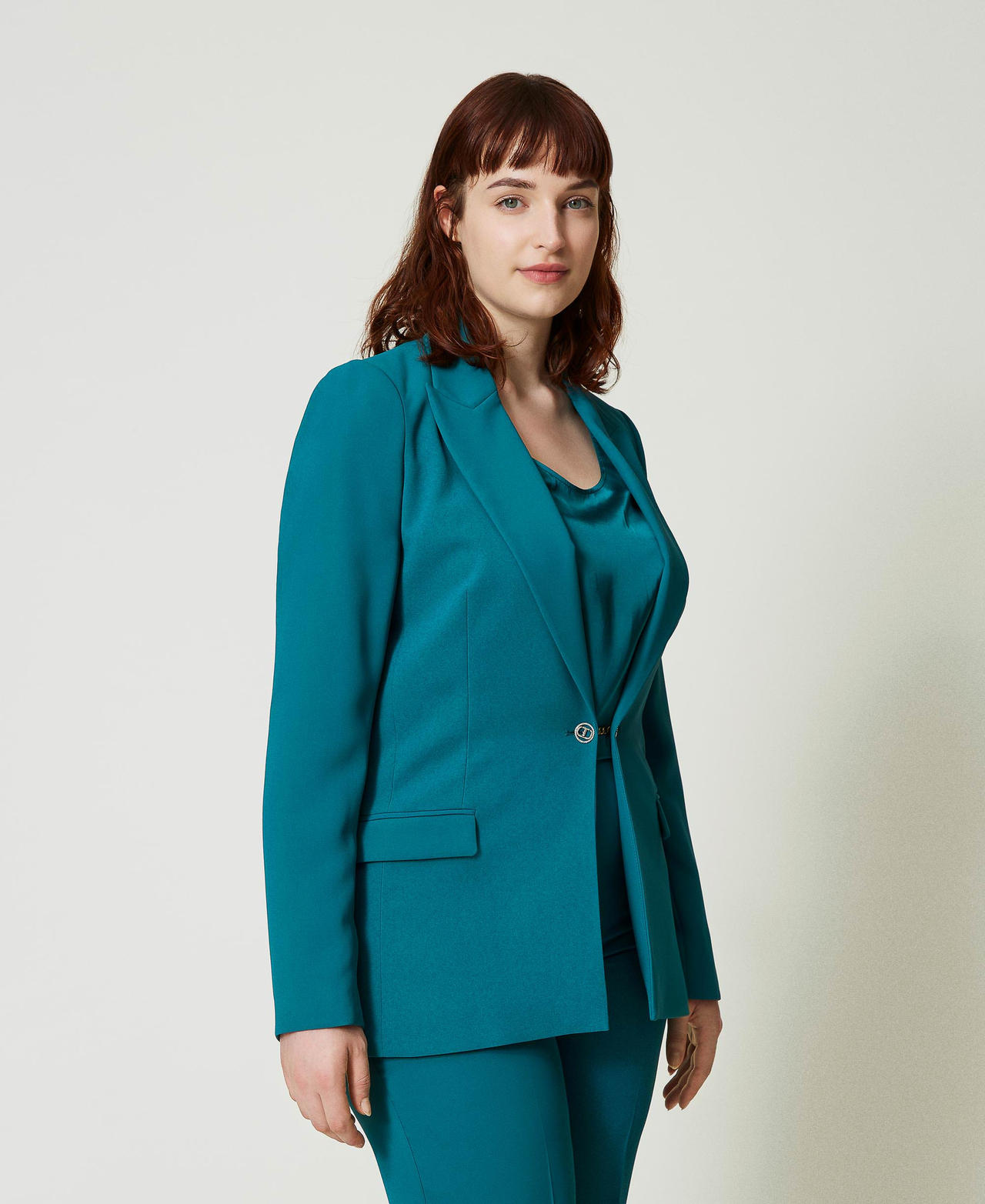 Chaqueta blazer de crep&eacute; cady con joya Azul celeste Verde mineral Mujer 241TP2170_00540_02