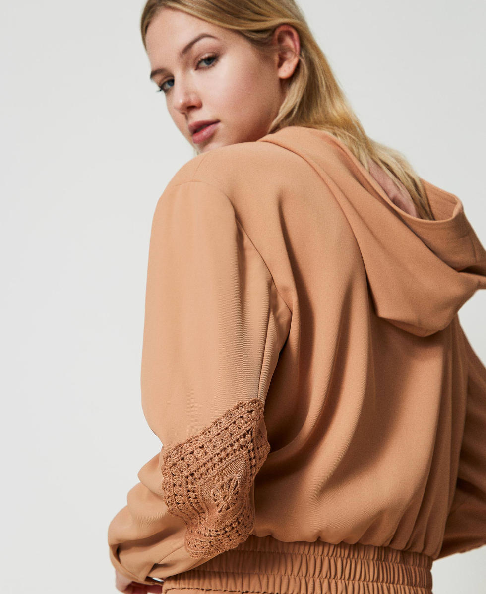 Bomber en cr&ecirc;pe avec macram&eacute;