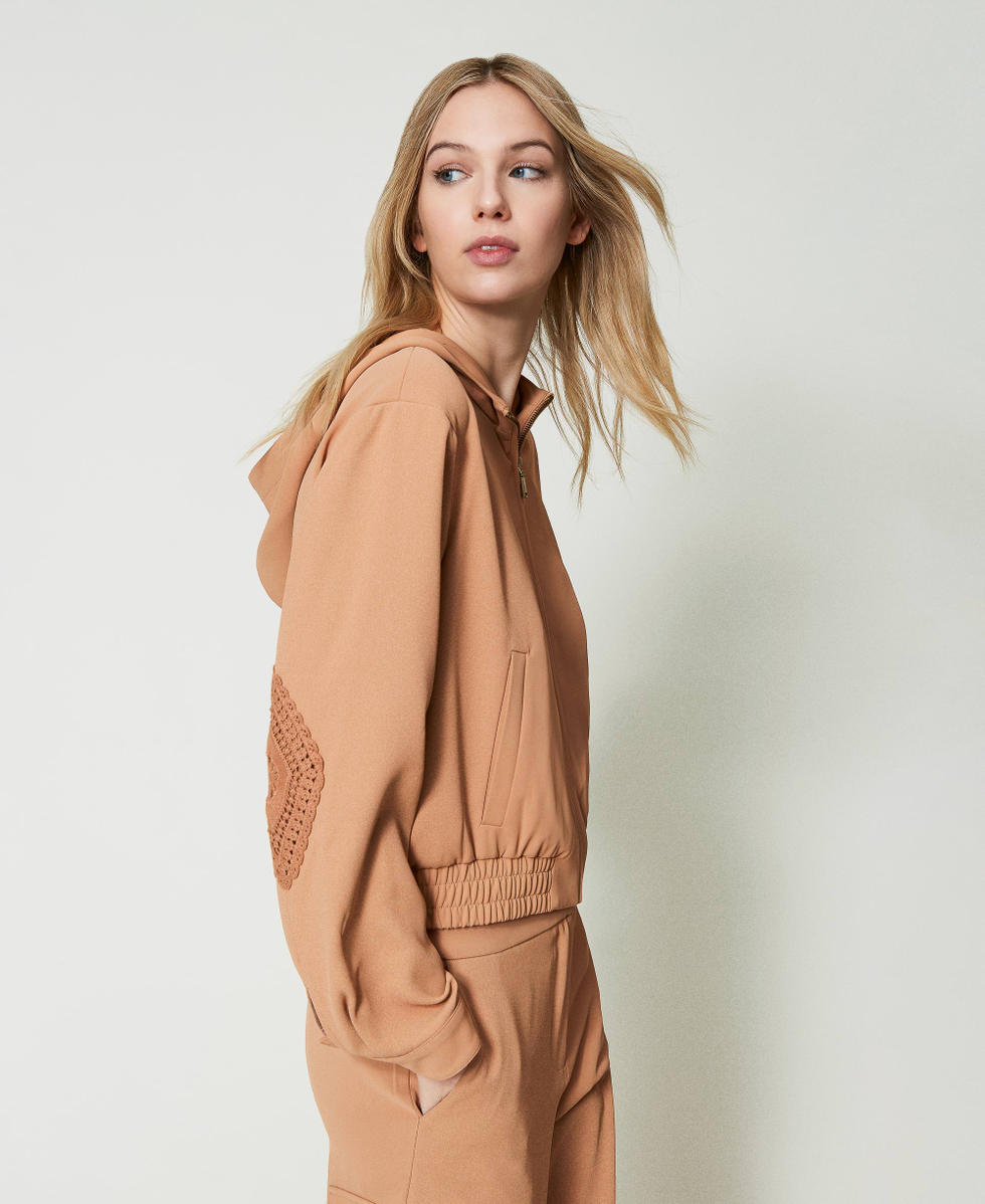 Bomber en cr&ecirc;pe avec macram&eacute;