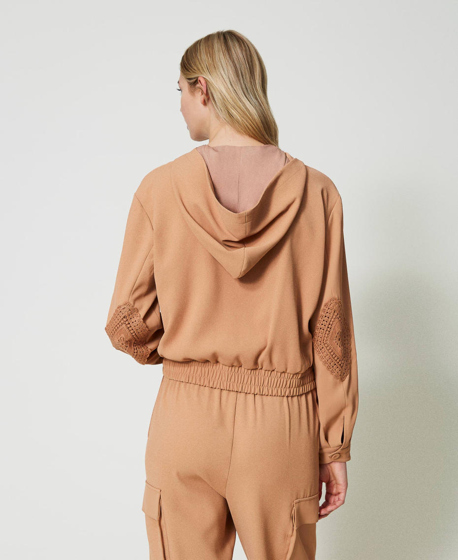 Bomber en crêpe avec macramé