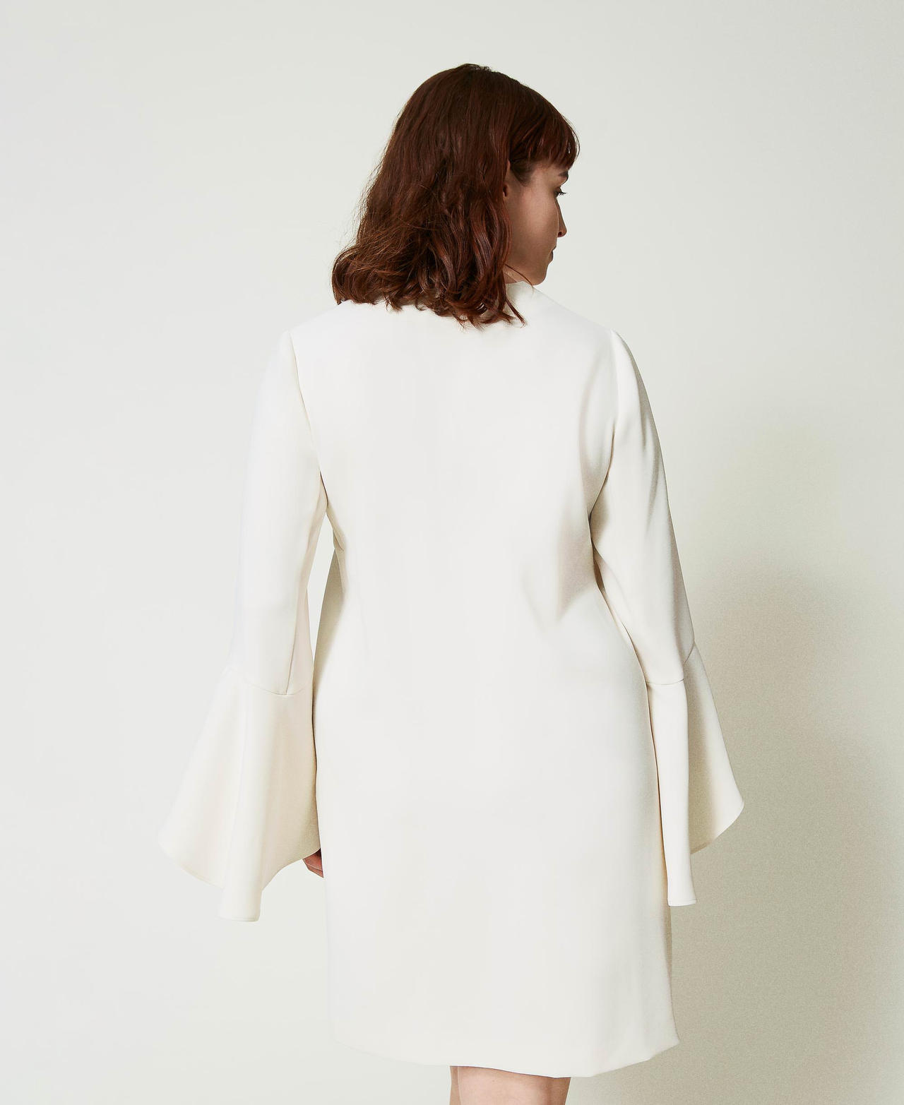 Kurzes Kleid aus Cr&ecirc;pe-Cady