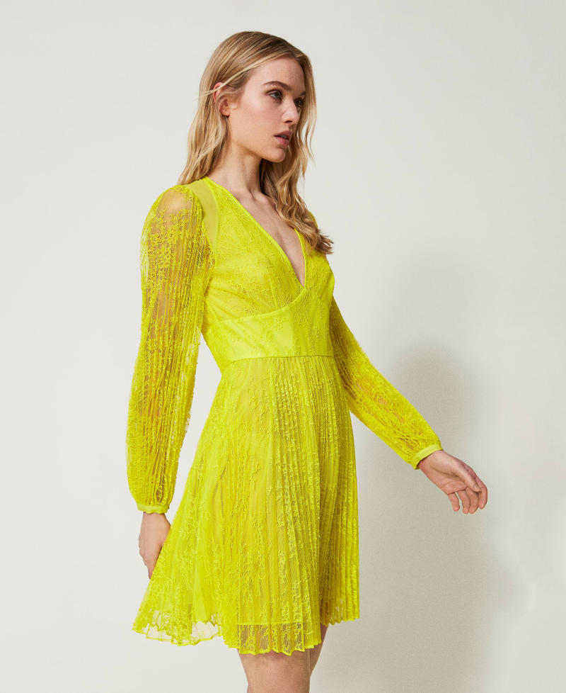 Kurzes Kleid aus plissierter Spitze „Light Lemon“-Gelb Frau 241TP2353-02