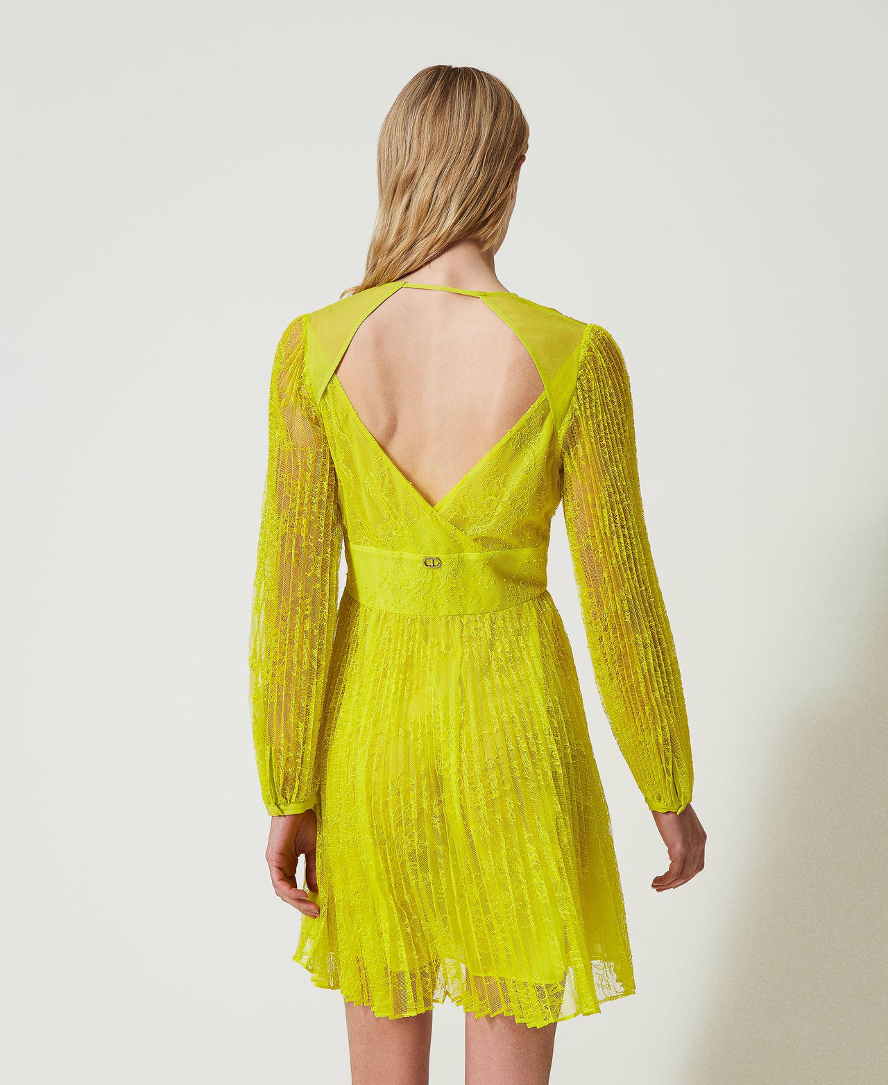 Kurzes Kleid aus plissierter Spitze „Light Lemon“-Gelb Frau 241TP2353-03