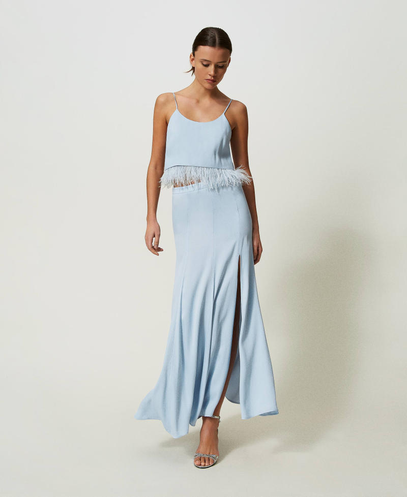 Top cropped in raso con piume