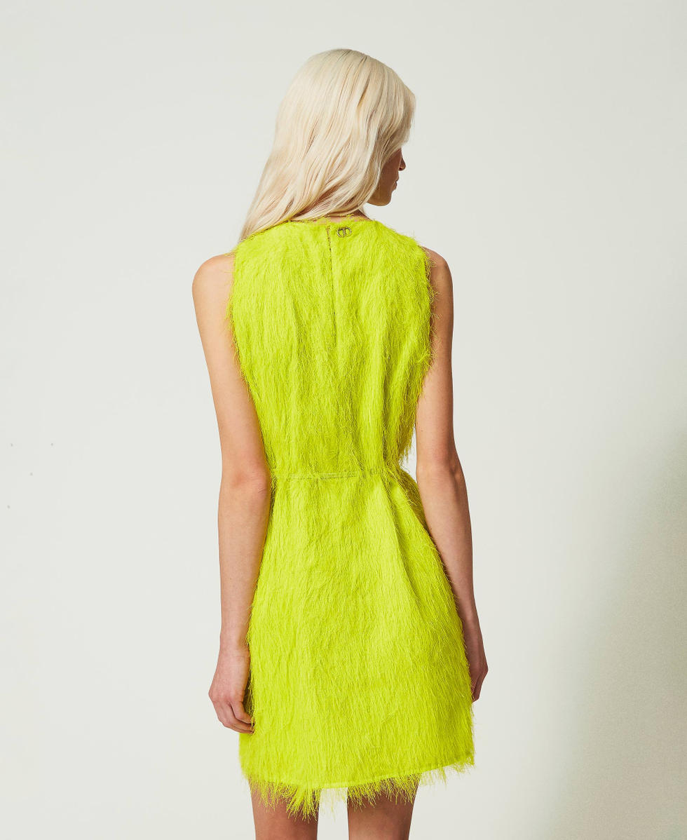 Vestido corto con hilos efecto pluma