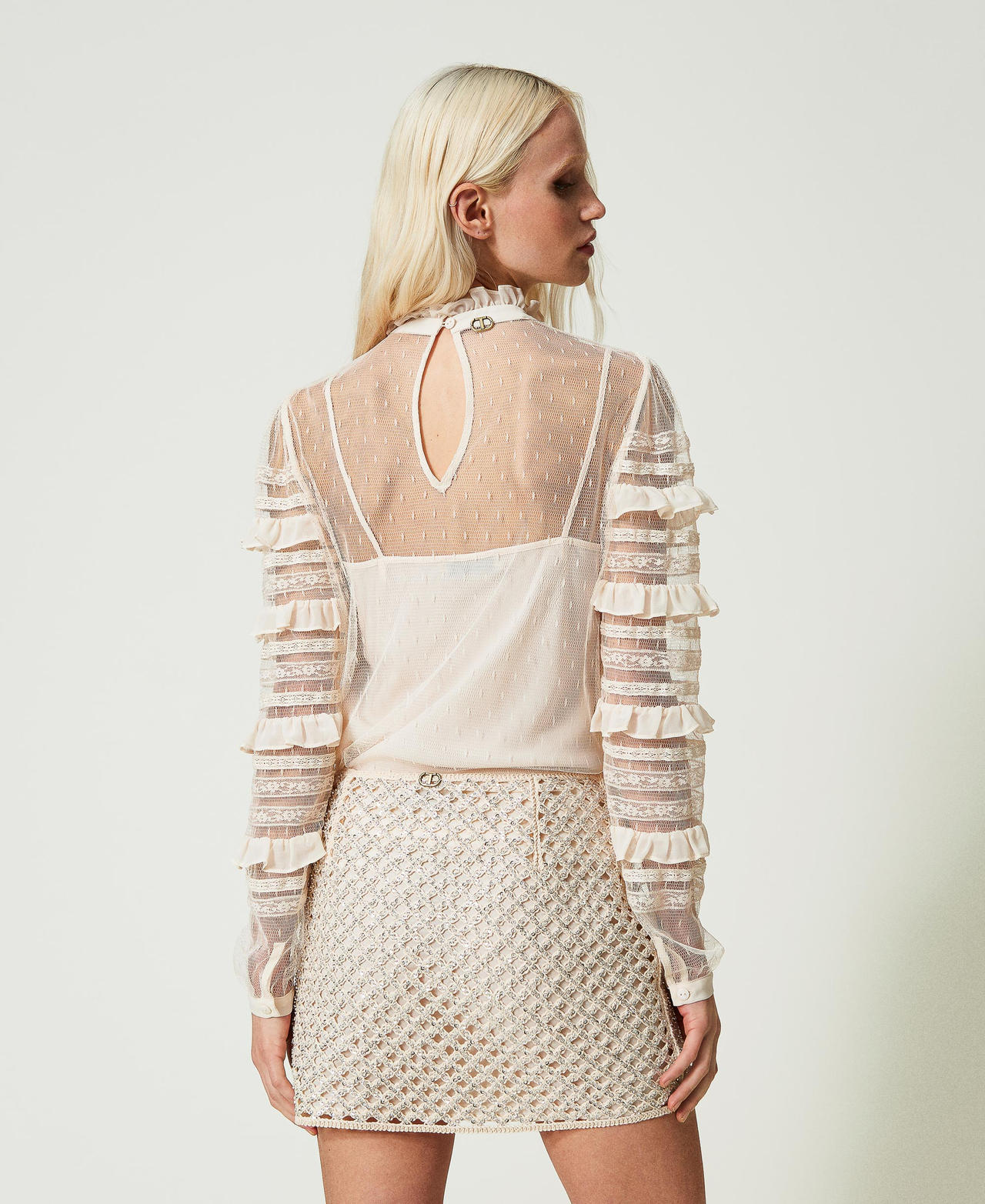 Mini-jupe en filet avec broderie