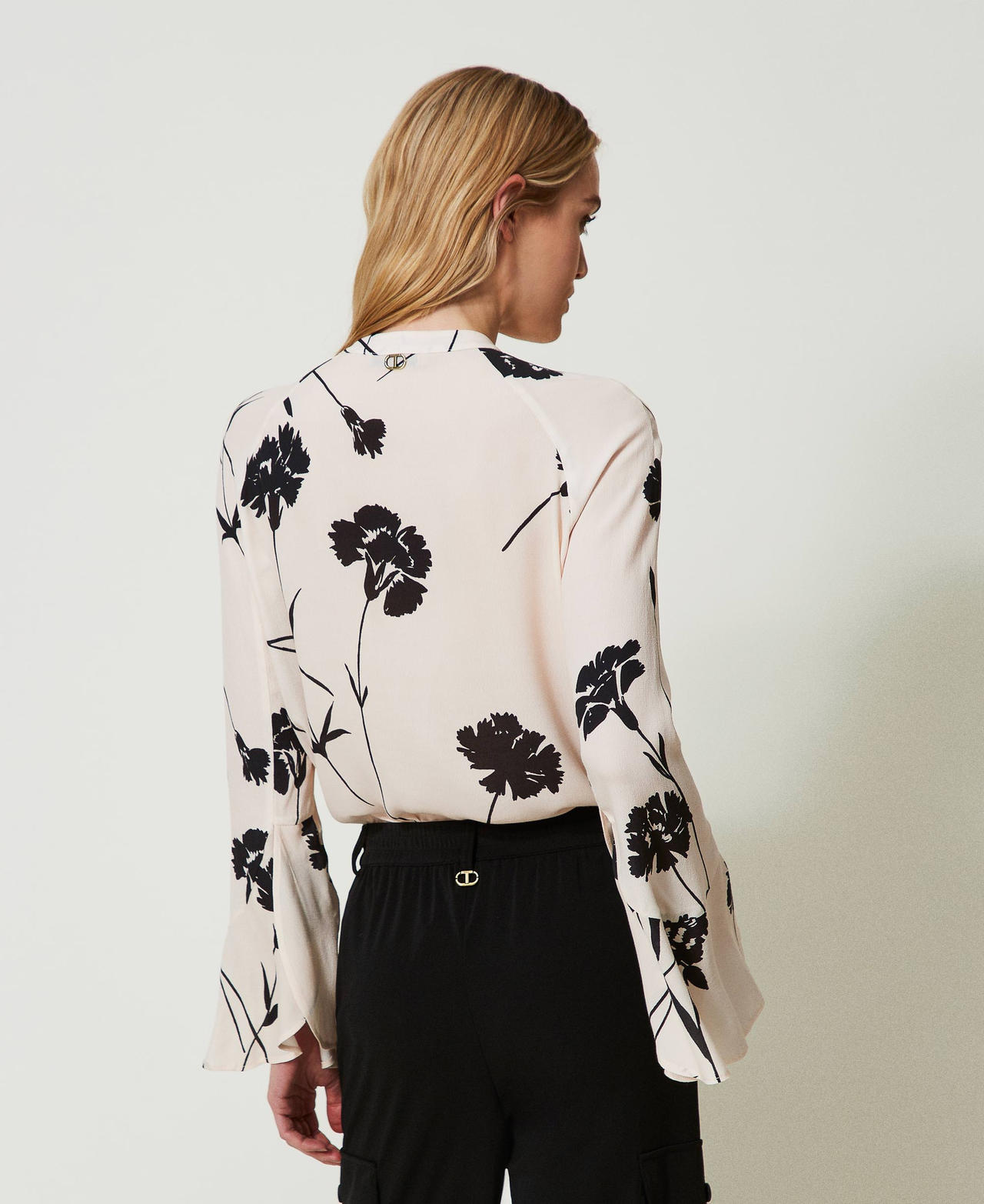 Camicia in cr&ecirc;pe a fiori Stampa Garofano Nero / Neve Donna 241TP2601_11349_03