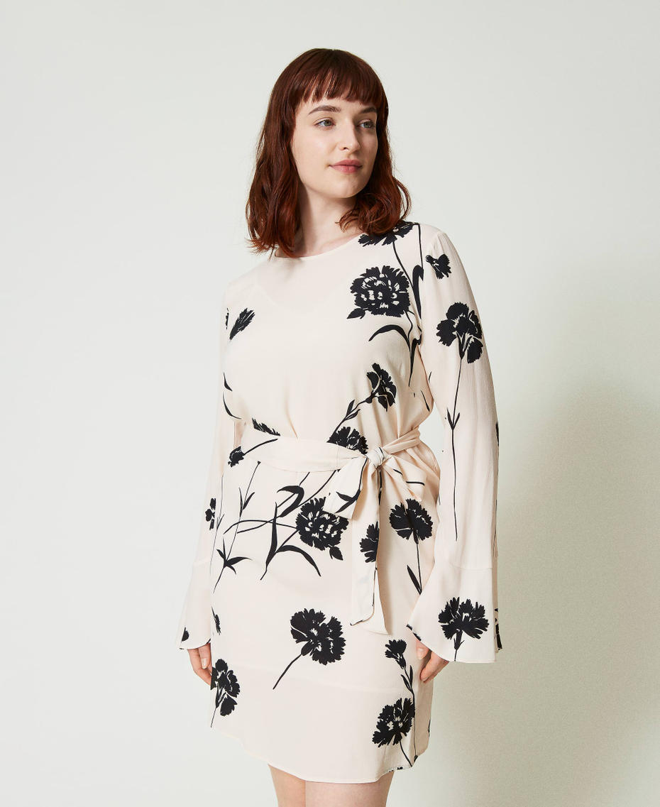 Kurzes Kleid aus Krepp mit Blumenmotiv Print Nelke Schwarz / Schnee Frau 241TP2604-01