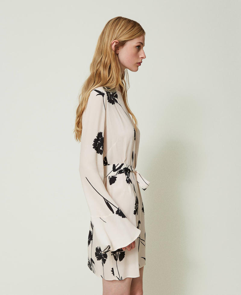 Kurzes Kleid aus Krepp mit Blumenmotiv Print Nelke Schwarz / Schnee Frau 241TP2604-03