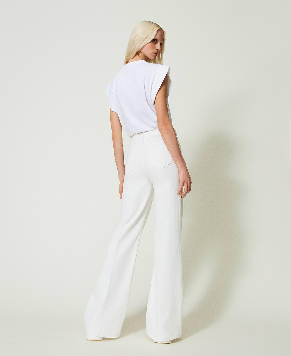 Weiße Flare-Jeans mit Zierknöpfen Denim Weiß Frau 241TP2641-03