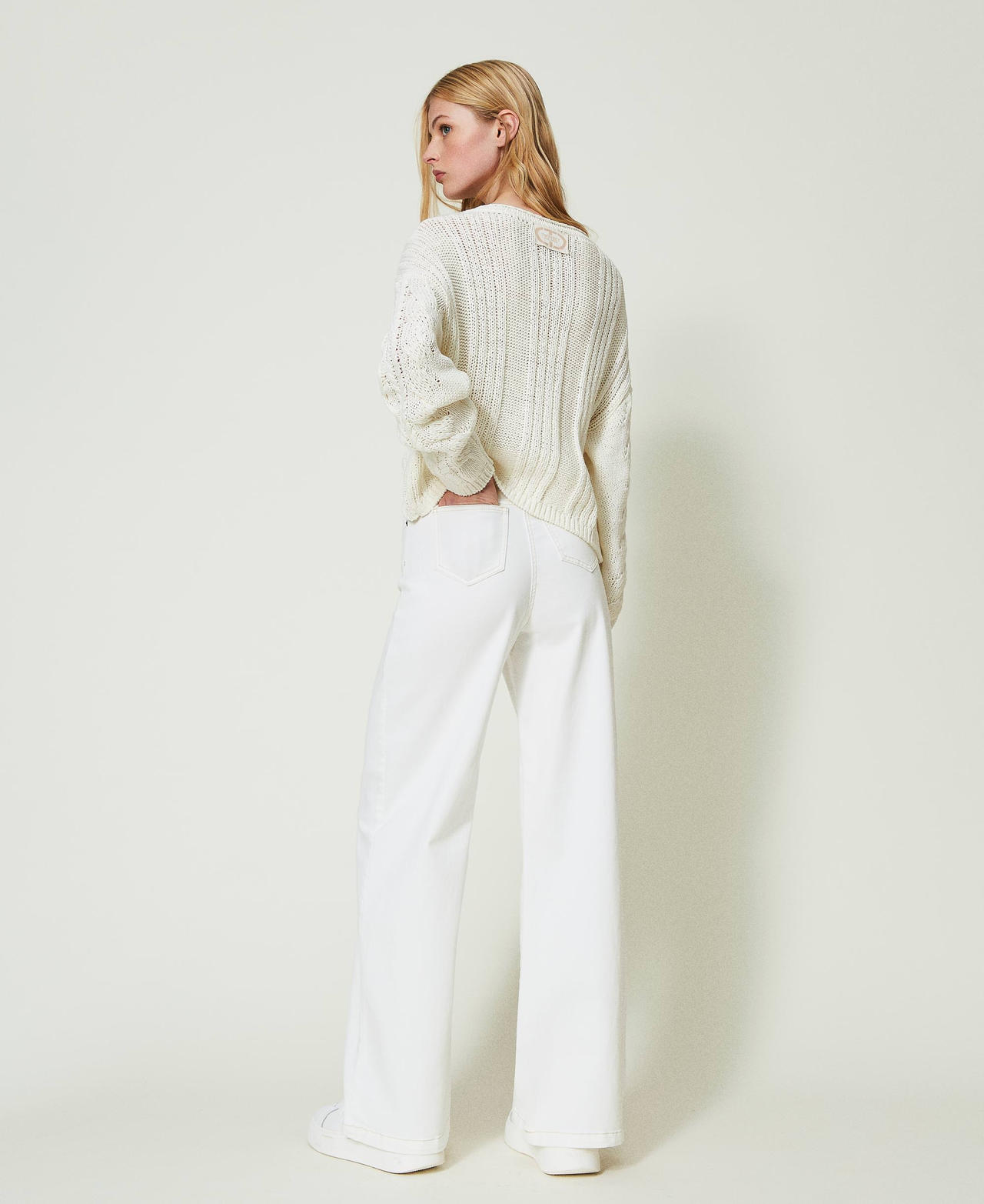 Vaqueros de pernera ancha blancos con cintur&oacute;n