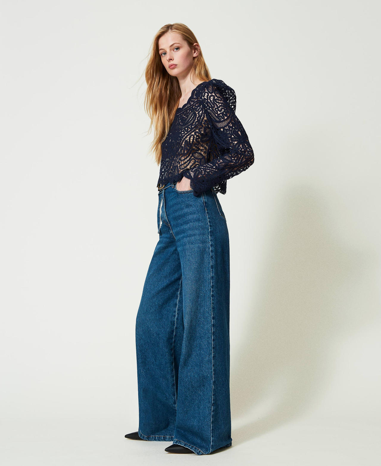 Wide leg jeans with belt