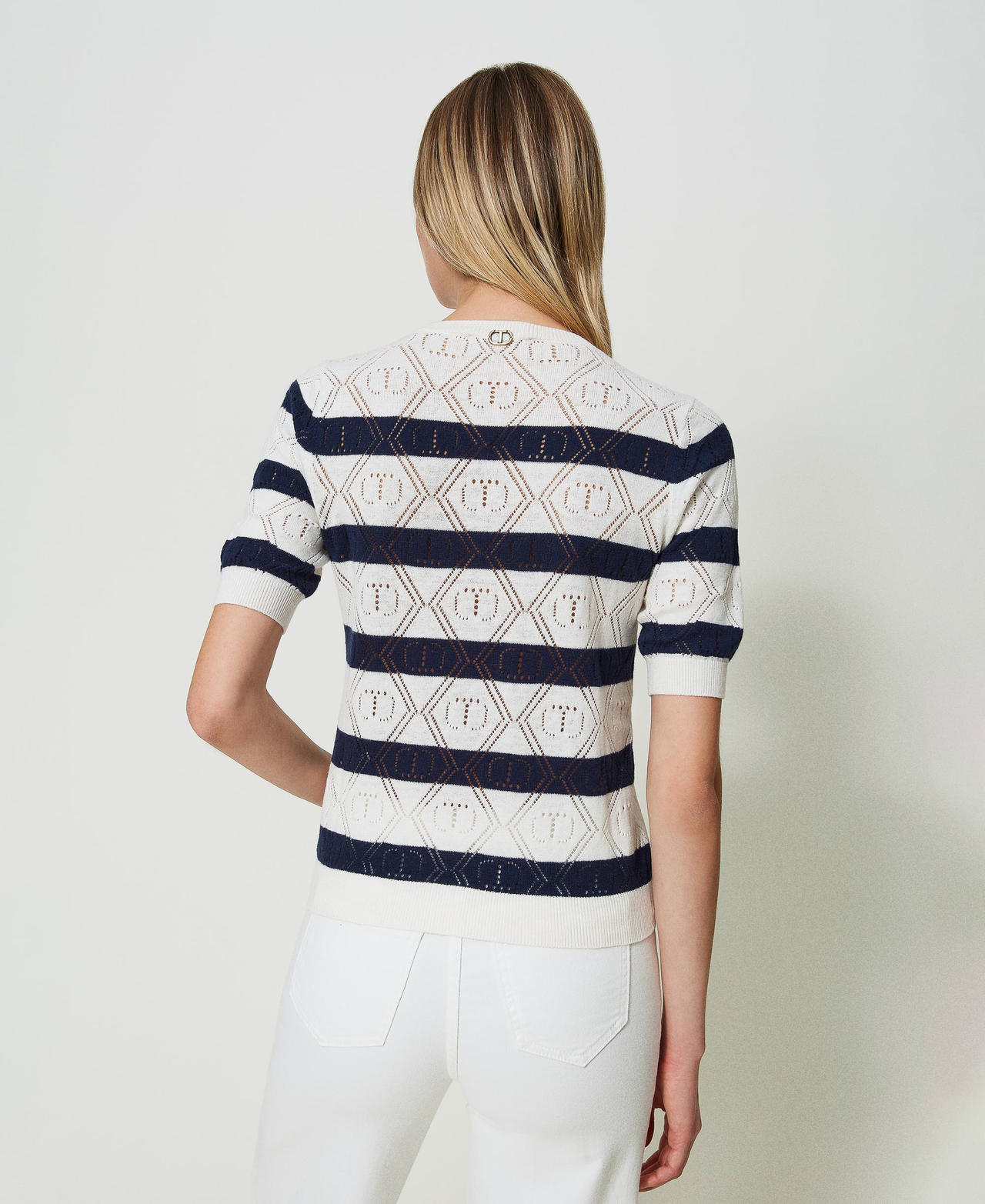 Kurzärmliger Pullover mit „Oval T“-Durchbruchmuster Zweifarbig Schnee / Mid Blue Frau 241TP3073_11463_03