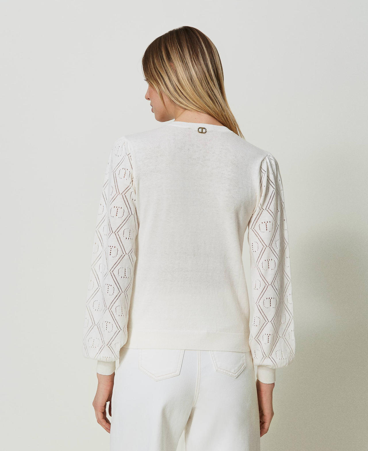 Top blanc CTYRA avec broderie florale, manches bouffantes et col rond