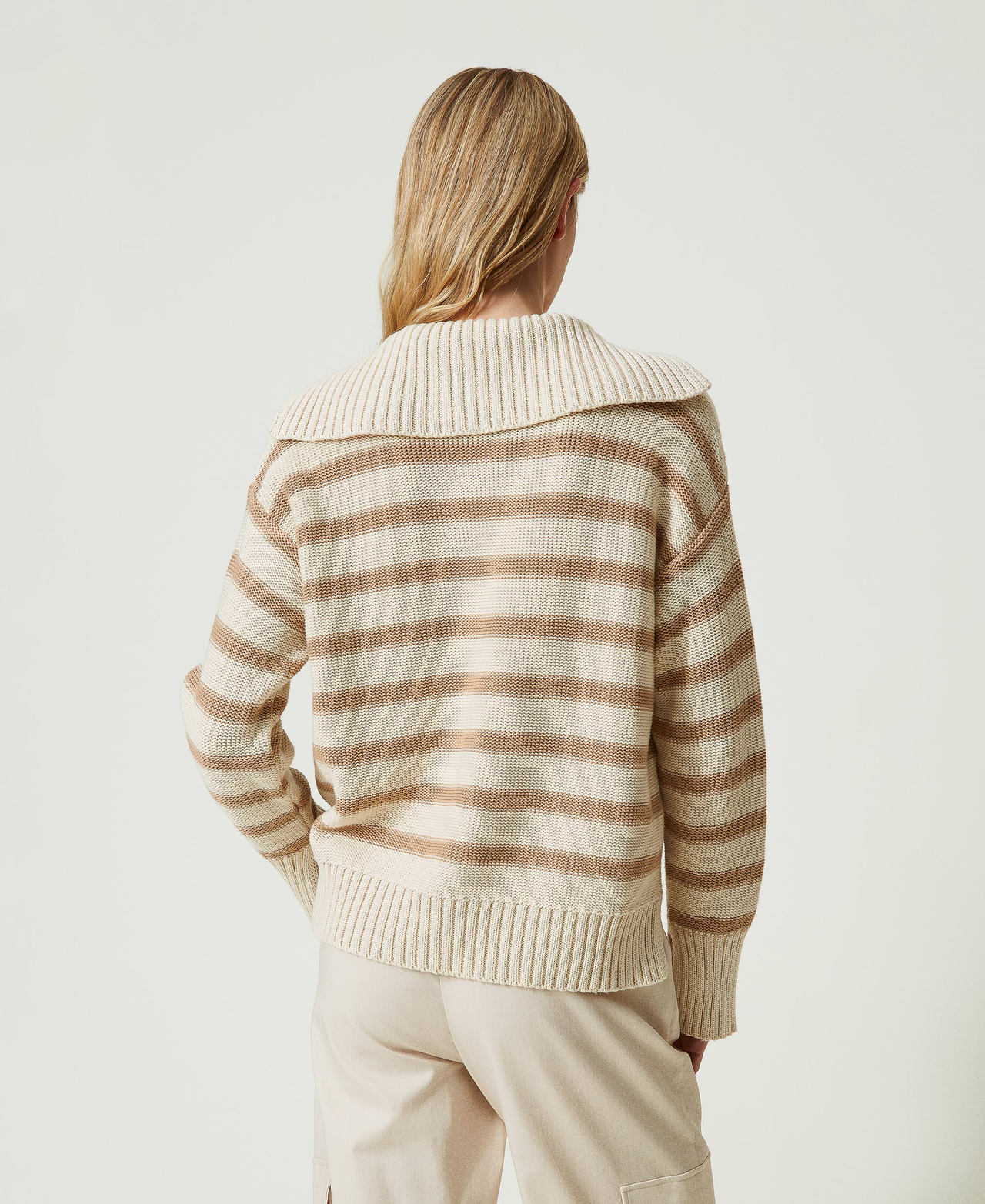 Gestreifter Maxipullover mit „Oval T“-Brosche Zweifarbig Schnee / helles „Hazelnut“-Braun Frau 241TP3210_11471_03