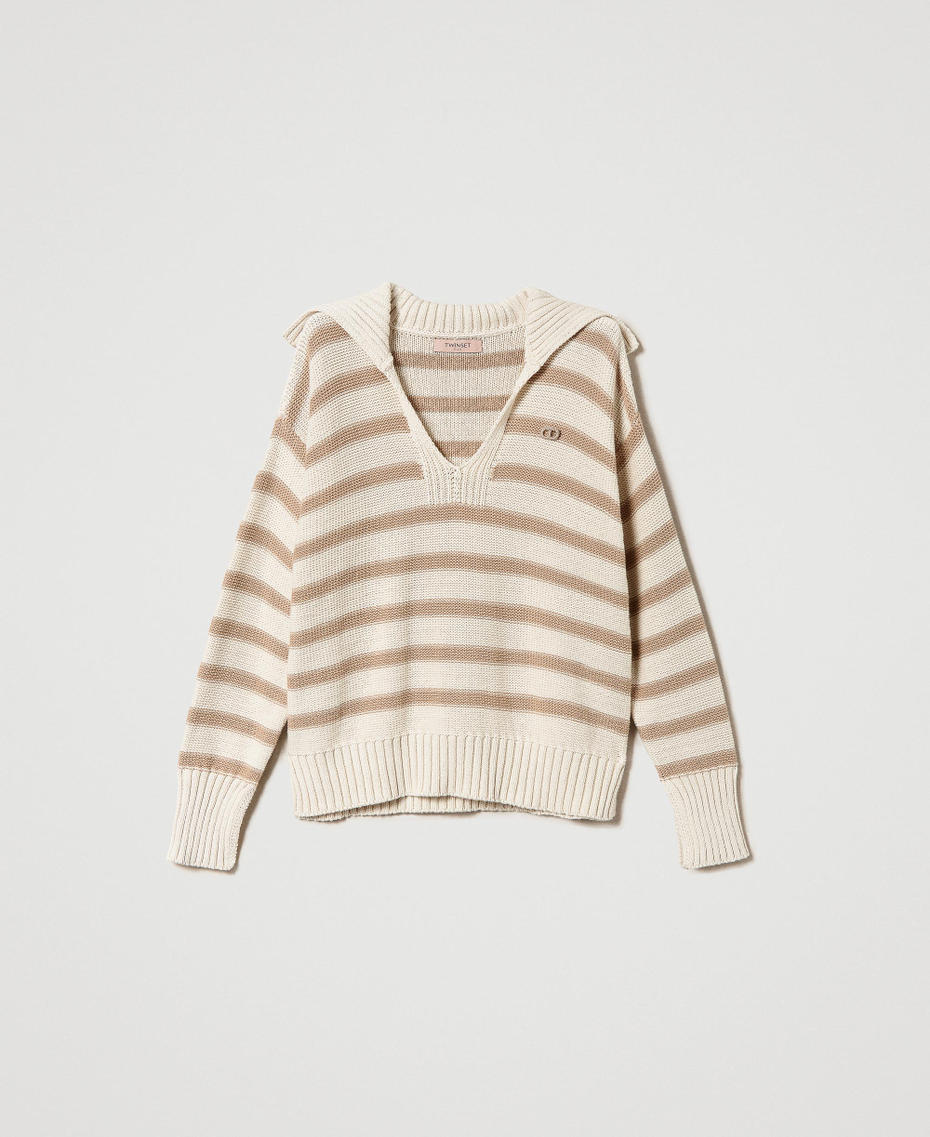 Gestreifter Maxipullover mit „Oval T“-Brosche Zweifarbig Schnee / helles „Hazelnut“-Braun Frau 241TP3210_11471_S0
