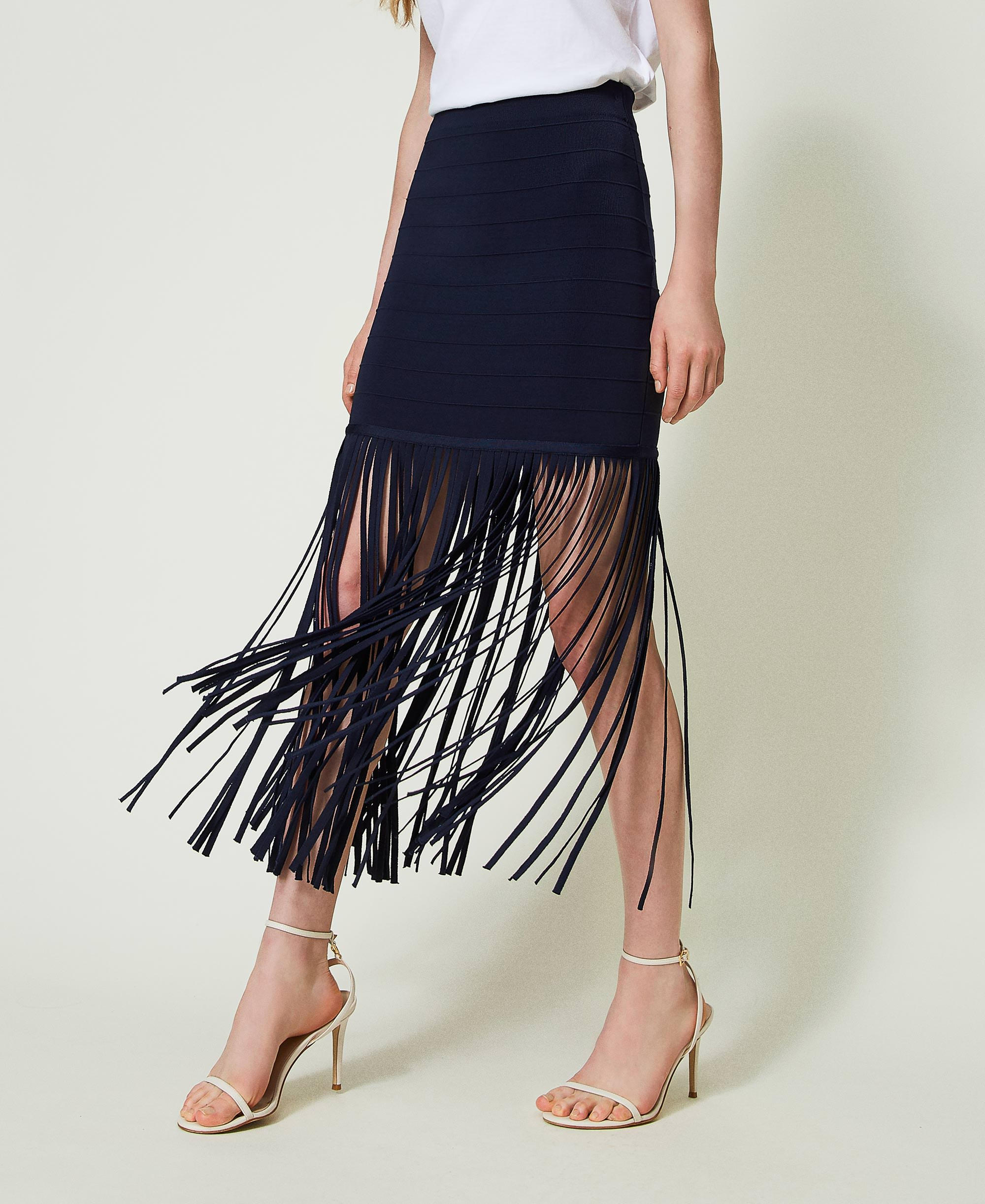 Short fitted knit skirt with fringes