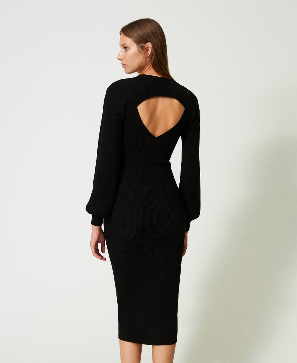 Abito e coprispalle in maglia con catena Oval T