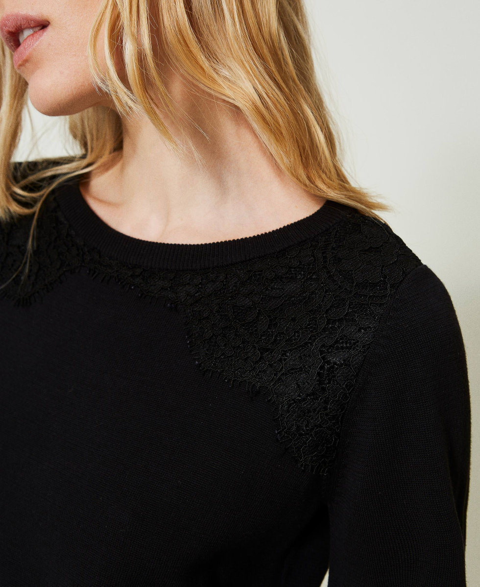 Robe courte en maille avec dentelle