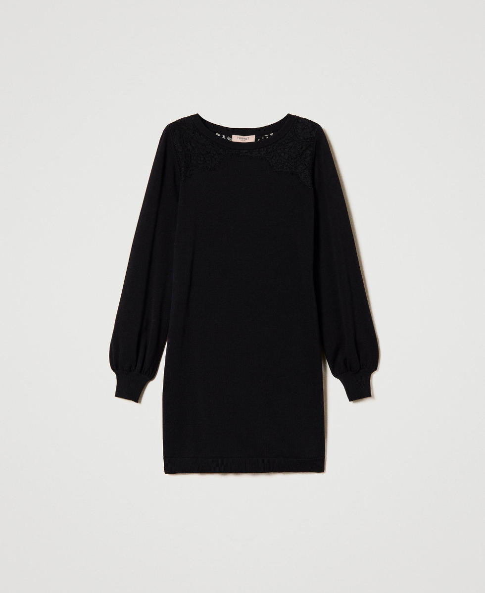 Robe courte en maille avec dentelle