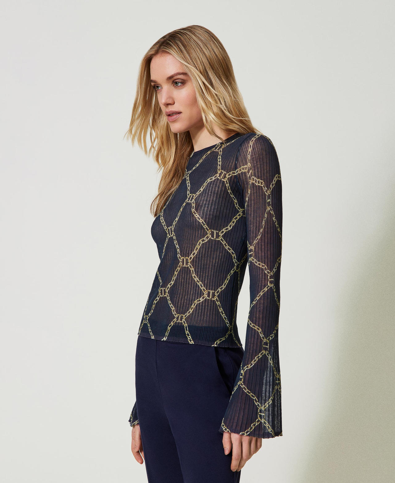 Fitted jumper with chain print