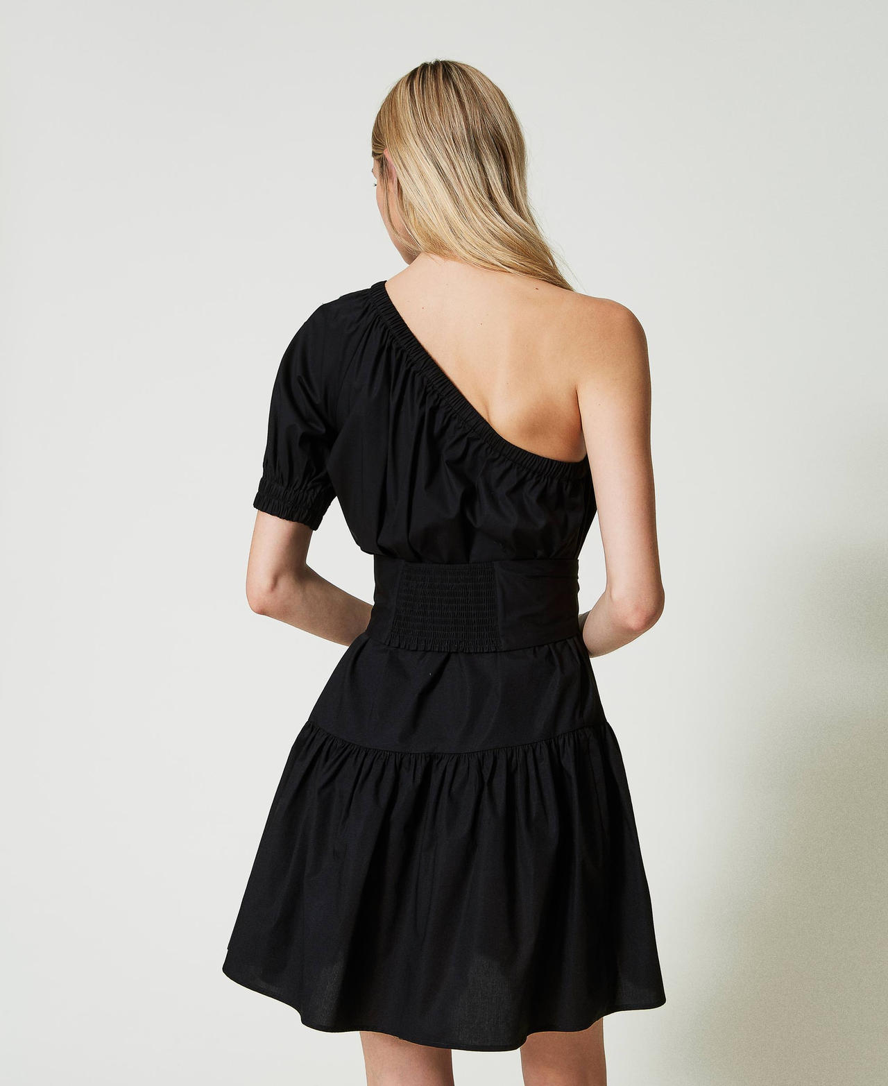 Kurzes One-Shoulder-Kleid aus Popeline mit Oval T Schwarz Frau 241TT2022-03