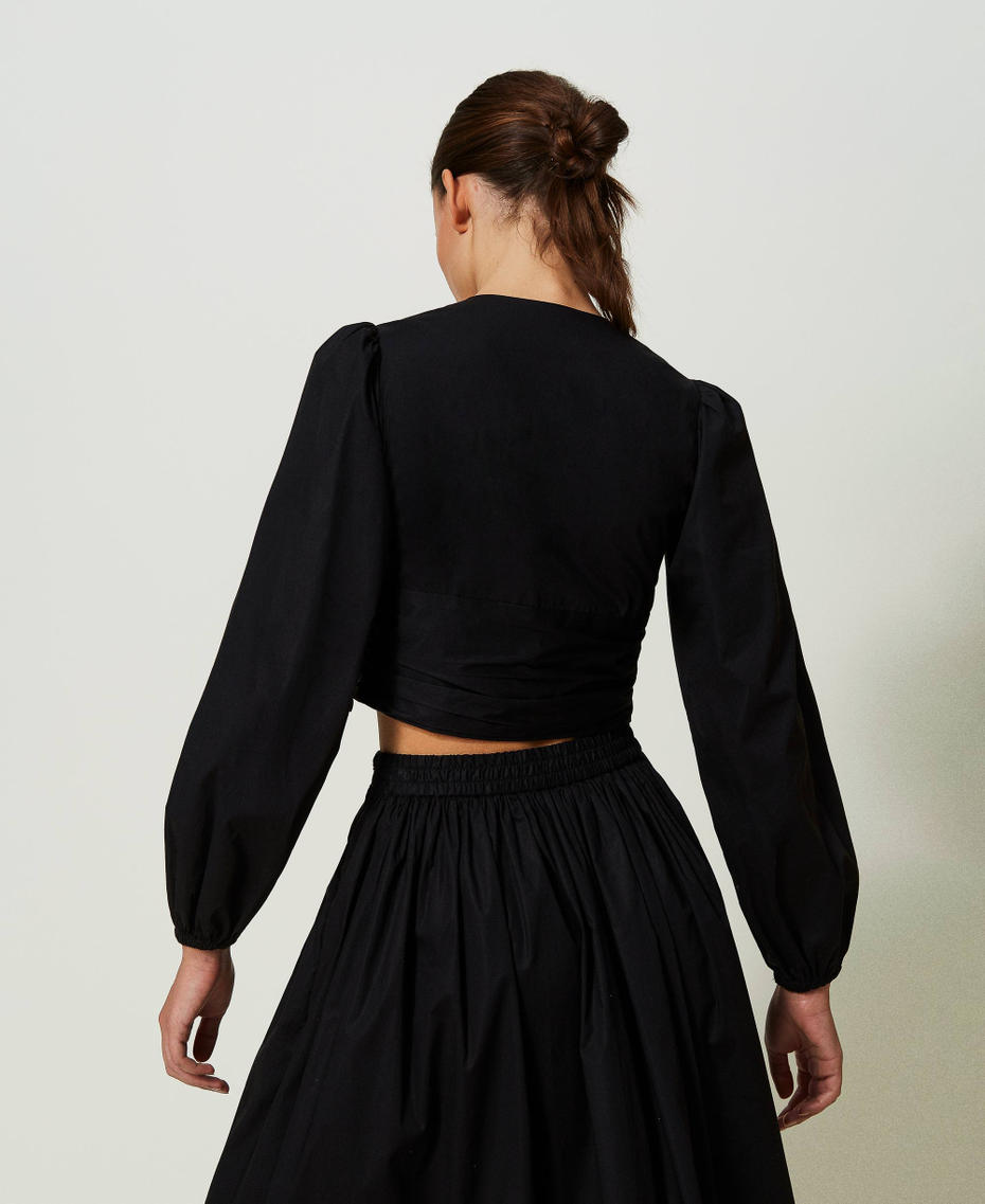 Blusa cropped in popeline con Oval T