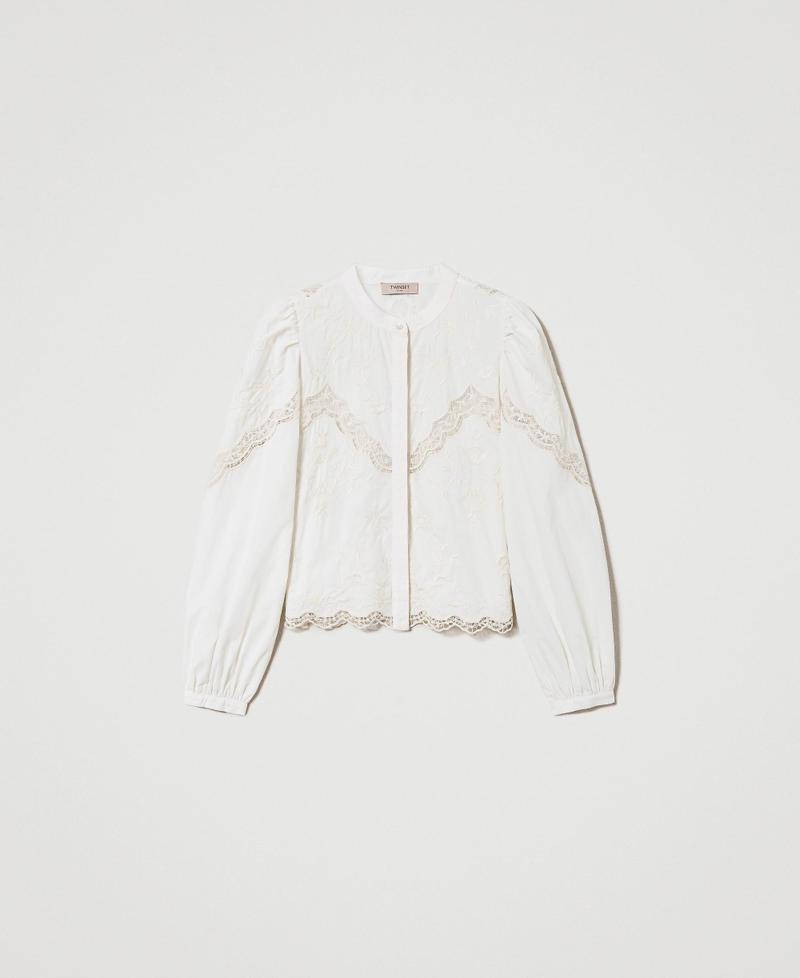 Chemise avec broderies florales