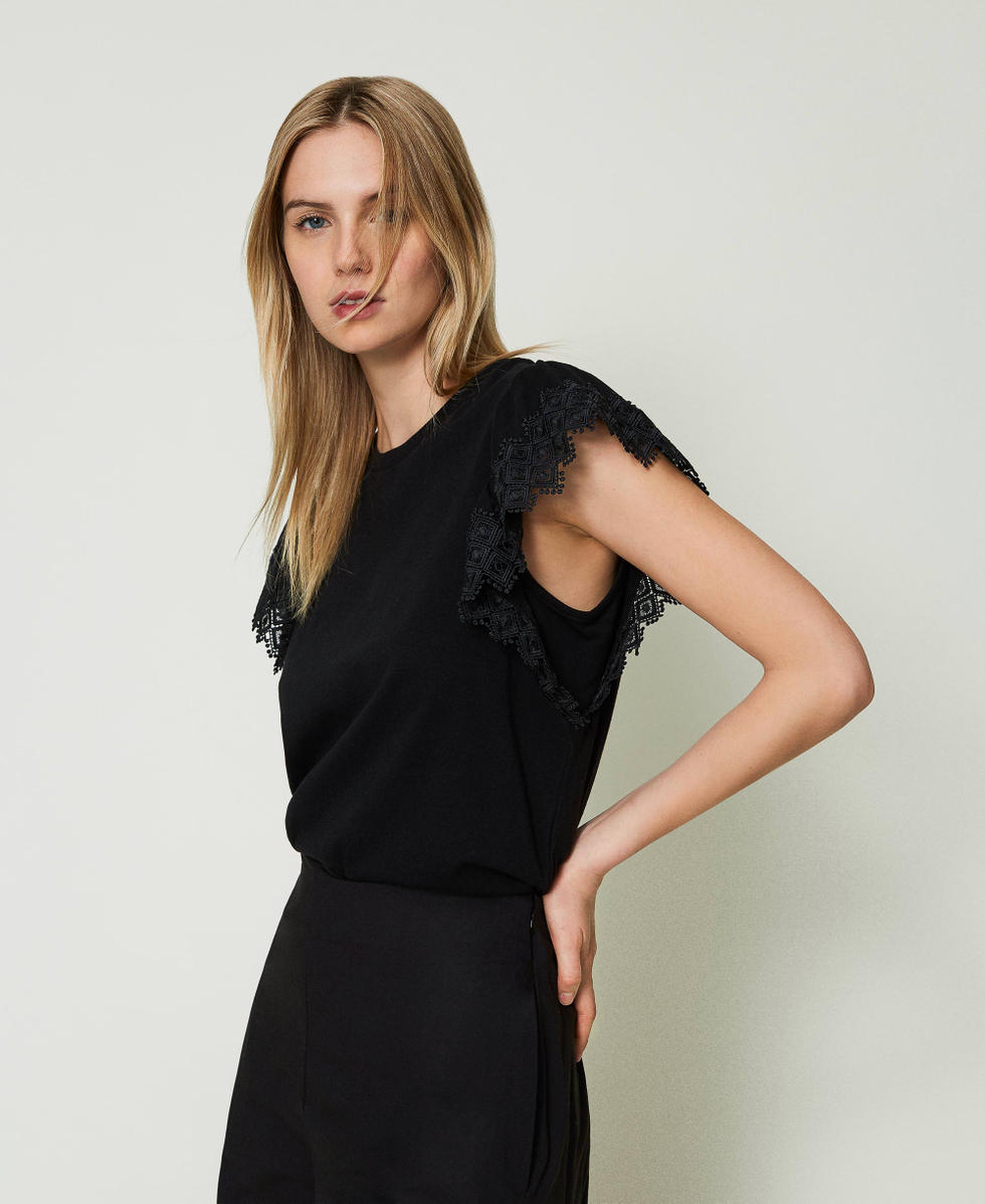 T-shirt with macram&eacute; sleeves