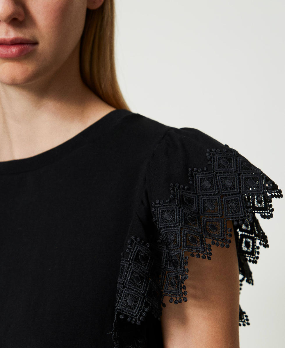 T-shirt with macram&eacute; sleeves