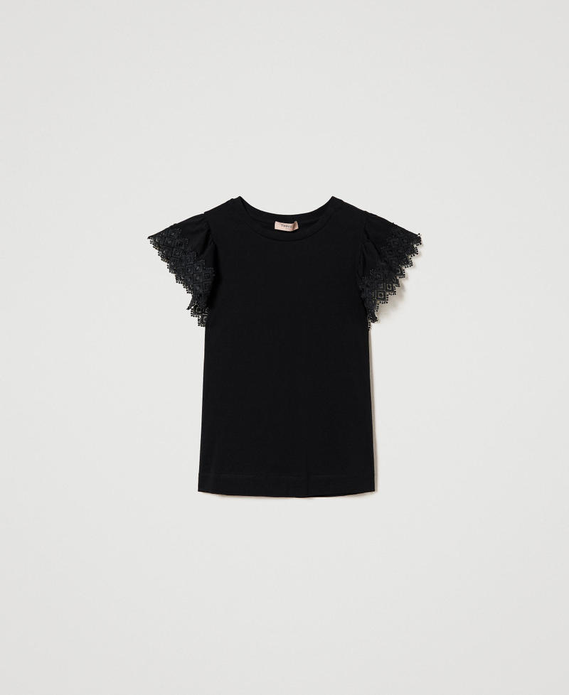 T-shirt with macram&eacute; sleeves