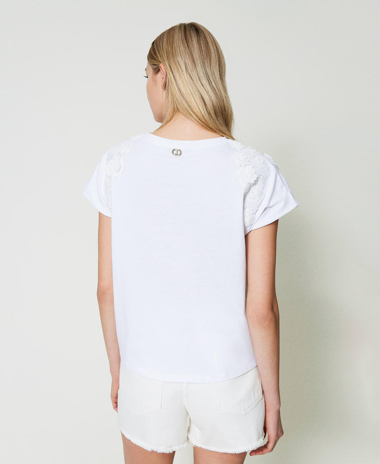 T-shirt con patch floreali