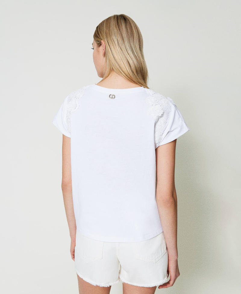 T-Shirt mit floralen Applikationen Weiß Frau 241TT2270-03