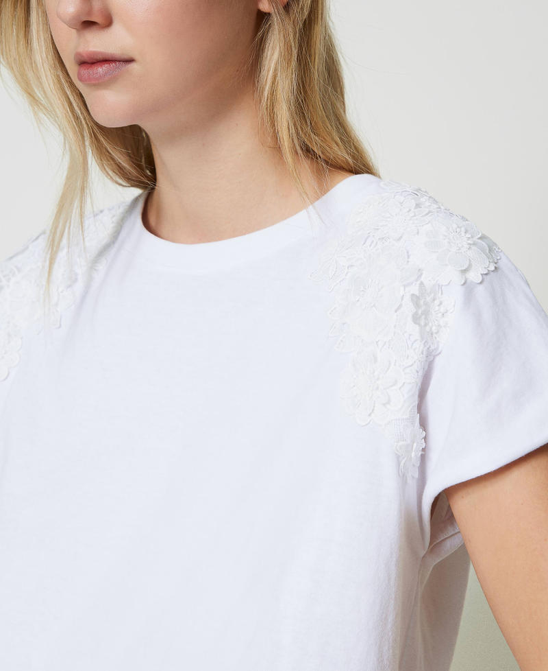 T-shirt avec patchs floraux